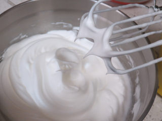 12、金灿灿黄澄澄滴~【南瓜戚风蛋糕】,打发蛋白。分三次加糖将蛋白打至有挺立的小尖角