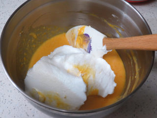 13、金灿灿黄澄澄滴~【南瓜戚风蛋糕】,取三分之一蛋白霜与蛋黄糊混合均匀