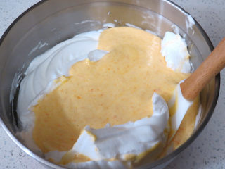 14、金灿灿黄澄澄滴~【南瓜戚风蛋糕】,倒回蛋白霜盆中