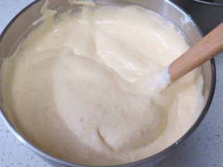 15、金灿灿黄澄澄滴~【南瓜戚风蛋糕】,继续自下而上翻拌均匀