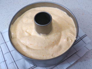 16、金灿灿黄澄澄滴~【南瓜戚风蛋糕】,将蛋糕糊装入中空模具，轻轻震动几下震出大气泡