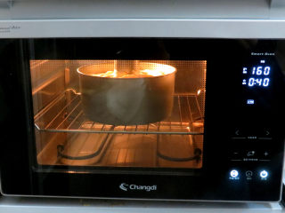 17、金灿灿黄澄澄滴~【南瓜戚风蛋糕】,放入烤箱中下层，上下管160度烘烤40分钟左右(请按自家烤箱习性调整温度和时间)