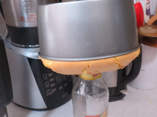 18、金灿灿黄澄澄滴~【南瓜戚风蛋糕】,出炉后立刻轻震一下倒扣在酒瓶上冷却