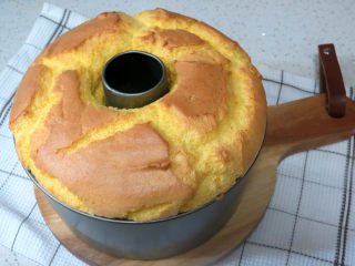 19、金灿灿黄澄澄滴~【南瓜戚风蛋糕】,完全冷却后，再小心脱模