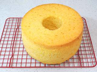 20、金灿灿黄澄澄滴~【南瓜戚风蛋糕】,可用手脱模或用脱模刀帮助完成