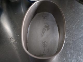 2、轻乳酪蛋糕,模具内涂抹适量黄油，放上油纸