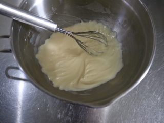 5、轻乳酪蛋糕,搅拌好的面糊细腻顺滑