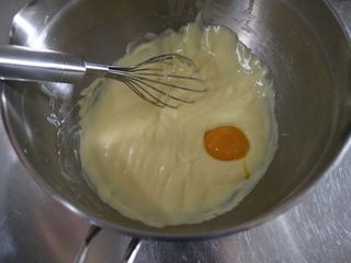 7、轻乳酪蛋糕,加入第二个蛋黄，搅拌均匀