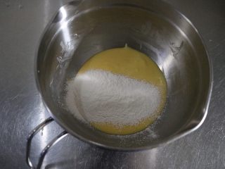 9、轻乳酪蛋糕,筛入低粉切拌均匀