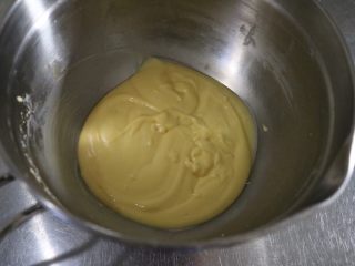 10、轻乳酪蛋糕,搅拌好的面糊细腻光滑，盖上保鲜膜备用