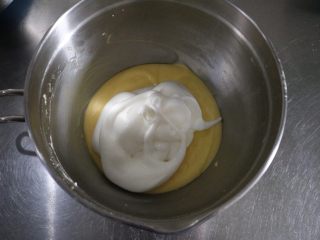 14、轻乳酪蛋糕,将三分之一蛋白倒入面糊中快速拌匀