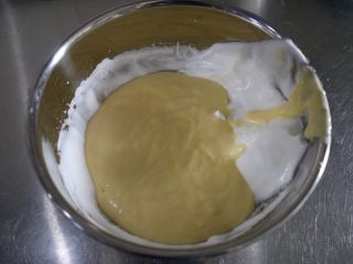 15、轻乳酪蛋糕,将拌好的面糊倒入剩余蛋白中拌匀