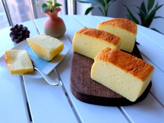 21、轻乳酪蛋糕,切蛋糕时，记得用热毛巾擦一下面包刀，快而准的切下去就行