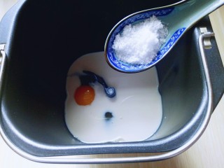 3、原味吐司,加入盐。