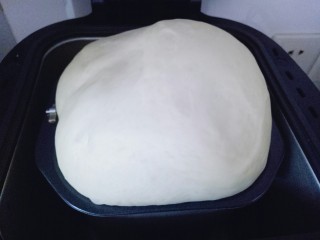 10、原味吐司,发酵好的面团，时间为90分钟。已经满桶，可以用手指捅一下，不回缩即为发酵完成。