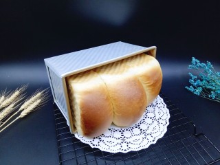13、原味吐司,戴上隔热手套，将模具取出，脱模。