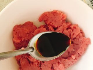 6、猪肉脯-零食、年货,加入1勺生抽、1勺蚝油、1勺料酒。