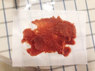 11、猪肉脯-零食、年货,取一张烤纸，把肉泥铺到烤纸中间位置，四周需留有空间。