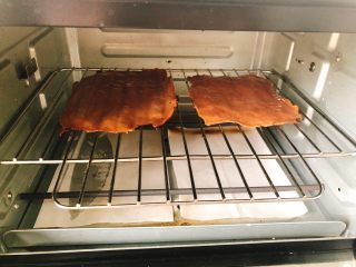 16、猪肉脯-零食、年货,二次入烤箱，这次把肉脯直接铺在烤架上，180度上下火烤10分钟。（烤箱底部铺一层烤纸，以防蜂蜜滴烤箱上，方便清洗）