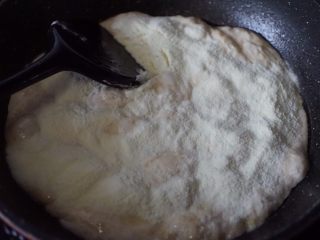 5、奥利奥雪花酥,待棉花糖融化后关火，倒入100g奶粉用锅铲翻拌均匀