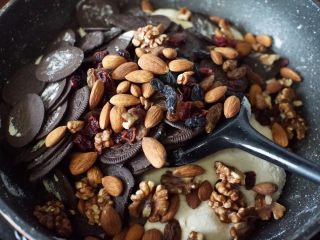 6、奥利奥雪花酥,然后倒入干果和坚果仁以及奥利奥饼干