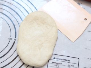 5、牛奶土司,11.擀开 翻面 很自然的卷起来