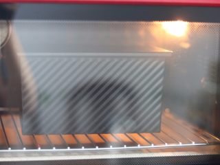 9、牛奶土司,21.入预热好的烤箱内.170度底层40分钟（这边说下为毛要预热，因为不预热前期温度会是一个上升期，容易上色太快了）出炉，放凉密封保存