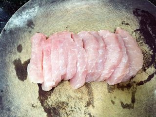 2、美味的日式炸猪排,切成1.5-2厘米的厚度