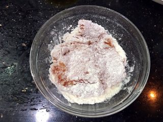 11、美味的日式炸猪排,腌好的猪扒肉两面粘上中筋面粉