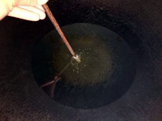 14、美味的日式炸猪排,油温烧至五成时