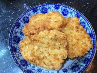 19、美味的日式炸猪排,炸好后的猪排放入盘中