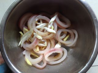 1、酥炸鱿鱼圈,加入适量盐、胡椒粉、料酒、葱、姜丝稍腌制20分钟