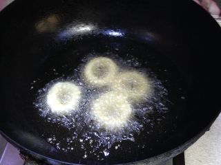2、酥炸鱿鱼圈,下入鱿鱼圈，炸至两面金黄即可出锅
