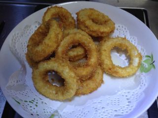 3、酥炸鱿鱼圈,捞起沥油