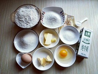 1、最爱面包+椰蓉面包,准备好食材并称重。