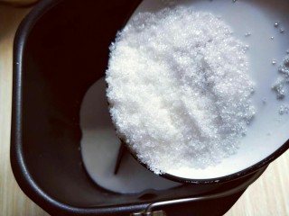 3、最爱面包+椰蓉面包,再加入白砂糖，汤与盐对角放。