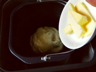 6、最爱面包+椰蓉面包,20分钟后加入室温软化的黄油。(室温软化即可)