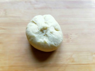 12、最爱面包+椰蓉面包,像包包子一样的手法包起来，收口朝下，用手掌轻轻按压？