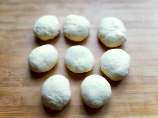 10、最爱面包+椰蓉面包,发酵好的面团取出排气。并分割成8等份。