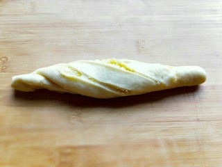 15、最爱面包+椰蓉面包,像扭麻绳一样扭起来。