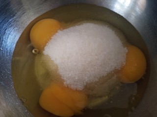 1、黑森林,打蛋盆里打入三颗鸡蛋，放入细砂糖，用蛋抽搅打匀。隔水加热到40多度左右取出