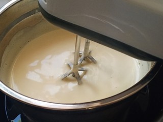 2、黑森林,再用电动打蛋器继续打发，要打发到位，不然后续发不起来。