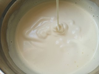 3、黑森林,打到体积膨大，颜色变白，打蛋头低落的液体不易消失即可。