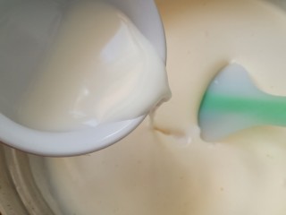 4、黑森林,加入牛奶，翻拌均匀