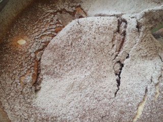 5、黑森林,再筛入可可粉和低筋面粉，刮刀翻拌到无粉末