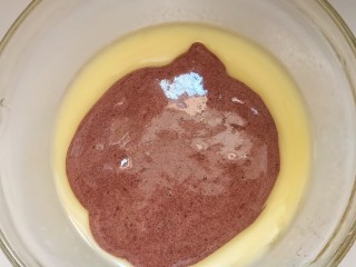 6、黑森林,取一点面糊和黄油液体搅拌均匀