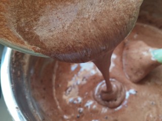 7、黑森林,再把它倒回主面糊中，继续刮刀翻拌。