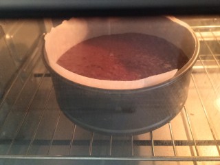 9、黑森林,放入烤箱下层，160－170度烤40分钟，温度根据自己的烤箱进行调整