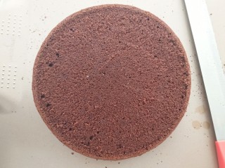 10、黑森林,烤好后脱模冷却，蛋糕横切成2－3片蛋糕片