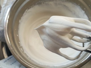 11、黑森林,淡奶油加糖打发，打到坚挺，这样抹在蛋糕上不容易滑落